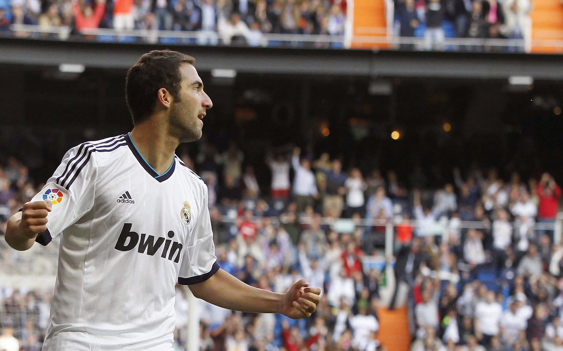 伊朗男足在巴黎奥运会上展现出强大的团队协作能力，伊朗足球运动员