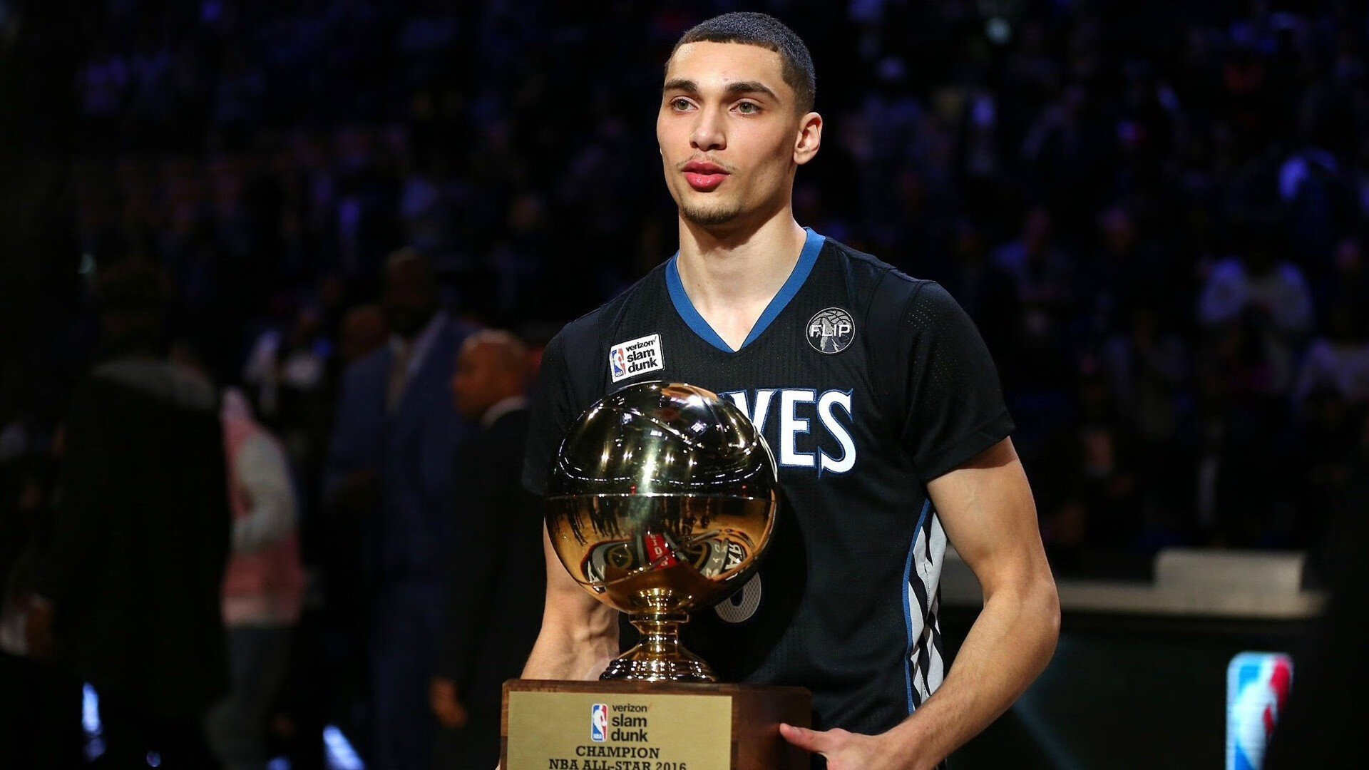 kaiyun网站-罕见的飞跃：车手意外飞出赛道瞬间，赛车飞跃撞车